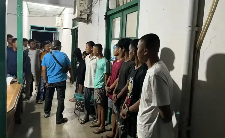 9 Remaja Kepergok Kumpul Kebo di Kos-kosan 1 KUMPUL KEBO— Sembilan pelajar yang diamankan warga gegara kedapatan kumpul kebo
di kos-kosan, dibawa ke kantor Pol PP Kota Pariaman.