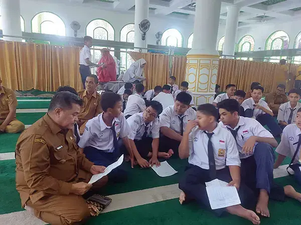 shalat berjamaah di masjid dan mushalla siswa SMP