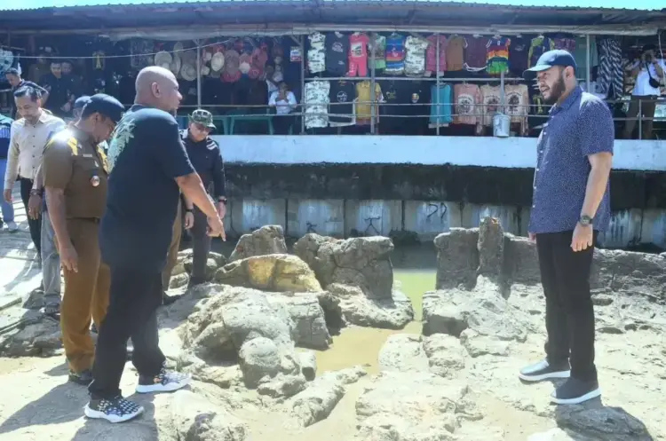 Pemko Siap Benahi Wisata Ikonik Legenda Malin Kundang, Fadly Amran: Masyarakat harus Ramah, No Pungli! 1 BENAHI PANTAI AIR MANIS— Wali Kota Padang Fadly Amran melihat kondisi legenda Batu Malin Kundang saat meninjau kawasan wisata Pantai Air Manis, Senin (14/4).