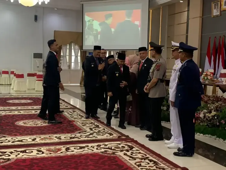 Wabup M. Ihpan Dukung Penuh Pjs Bupati Pasaman, Pemilihan Ulang Kepala Daerah Diharapkan Berjalan Damai dan Adil 1 PENGUKUHAN— Kepala Biro Umum Sekretariat Daerah Provinsi Sumatera Barat Edi Darma, usai dikukuhkan menjadi Penjabat Sementara (Pjs) Bupati Pasamandi Auditorium Gubernuran.
