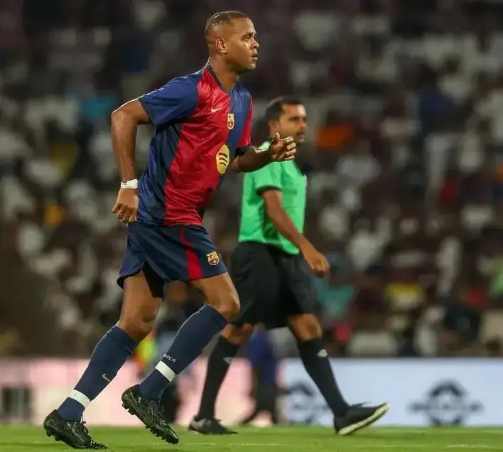 Rileks Jelang Lawan Tiongkok, Kluivert Tampil Perkuat Barcelona di Laga El Clasico di Mumbai 1 LEGEND— Pelatih Timnas Indonesia, Patrick Kluivert, ketika beraksi bersama Barcelona Legends melawan Real Madrid Legends.