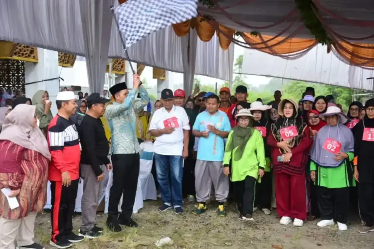 Wabup Kukuhkan 281 CJH Padangpariaman 1 KEBUGARAN JEMAAH— Wakil Bupati Padangpariaman Rahmad Hidayat menghadiri pengukuran kebugaran jamaah calon haji tahun 1446 H/2025 M yang diikuti oleh ratusan jemaah calon haji asal Kabupaten Padangpariaman di depan Masjid Raya Padangpariaman.