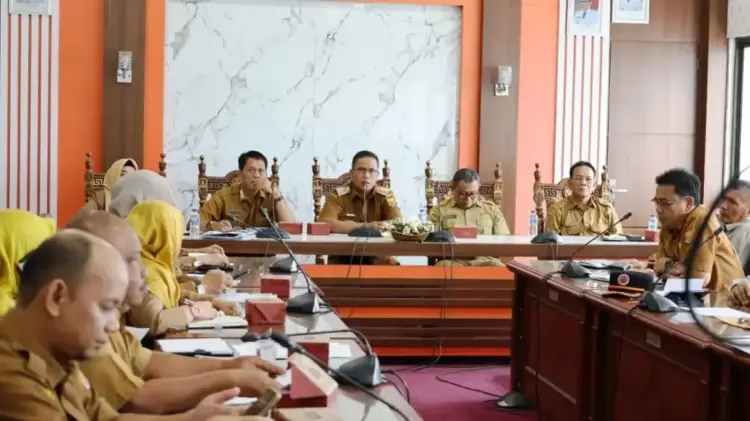 Penerapan Sistem Kerja, Alih Daya atau Outsourcing Bagi Tenaga Honorer 1 PENERAPAN SISTEM KERJA— Wakil Walikota Pariaman Mulyadi memberikan sambutan saat membuka rapat penerapan sistem kerja alih daya atau outsourcing bagi tenaga honorer sopir, petugas kebersihan dan pramusaji di lingkungan Pemerintah Kota Pariaman.