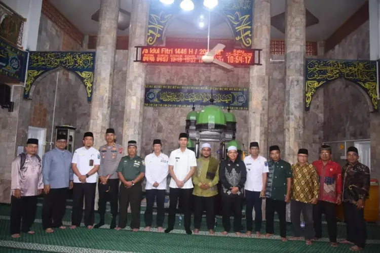 Serahkan Bingkisan untuk Purnabakti, Riyanda Hadiri Halal bi Halal Guru se-Kecamatan Talawi 1 USAI—Wali Kota Sawahlunto, Riyanda Putra, usai kegiatan halal bi hala foto bersama.