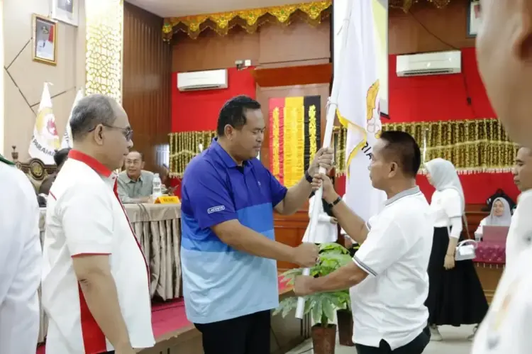 PELANTIKAN KETUA KONI— Wali Kota Pariaman Yota Balad menyerahkan pataka saat pelantikan Ketua KONI Kota Pariaman.