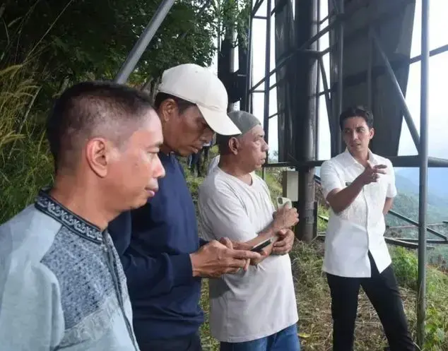 Pimpin Pembenahan Kawasan Agrowisata, Wali Kota Sawahlunto Tinjau Puncak Polan 1 DIALOG—Wali Kota Sawahlunto Riyanda Putra berdialog dengan masyarakat di Puncak Polan yang sedang dibenahi infrastrukturnya untuk mendukung agrowisata dan sport tourism.