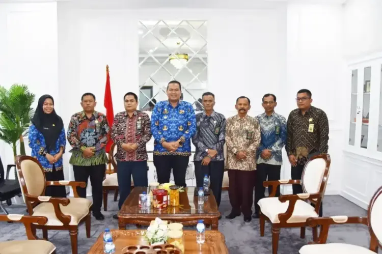 KUNJUNGAN— Wali Kota Pariaman Yota Balad, menerima kunjungan rombongan Ketua Pengadilan Agama Pariaman Kelas IB Fajri, Wakil Ketua Amri Antoni, Hakim Amrizal, Sekretaris Zulfadhli.