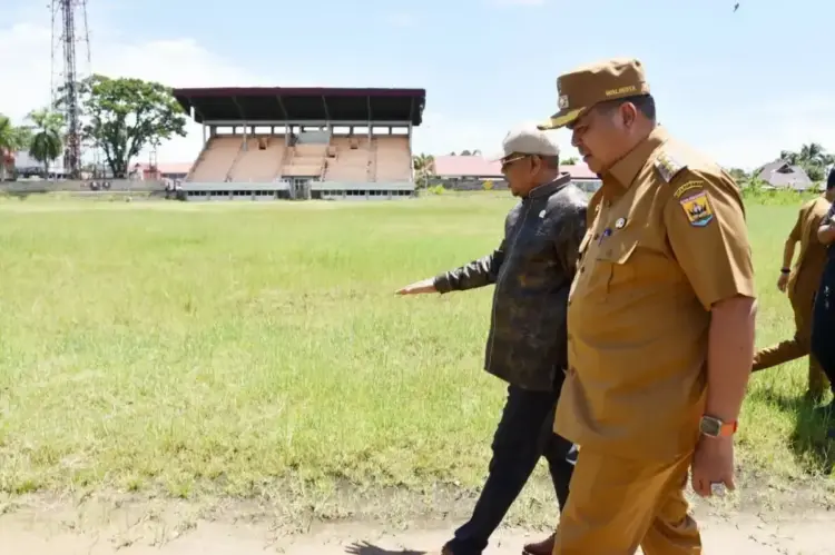 GOR Rawang jadi Homebase Josal Football Club Piaman 1 PENINJAUAN— Wali Kota Pariaman Yota Balad saat meninjau Gelanggang Olah Raga (GOR) Rawang yang akan dijadikan sebagai homebase Josal Football Club (FC) Piaman.