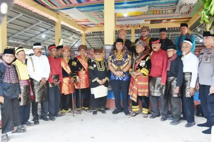Lestarikan Budaya Minangkabau, Alek Nagari Sunua Kuraitaji Sukses 1 ALEK NAGARI— Wali Kota Pariaman Yota Balad foto bersama dengan para panitia Alek Nagari Suna Kuraitaji, di laga-laga Desa Marunggi, Kecamatan Pariaman Selatan, kemarin.