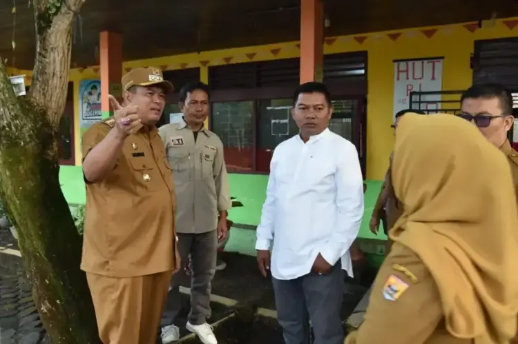 Saga Saja Plus, Siswa Siswi Terbaik Bisa Kuliahdi Kampus Terbaik se-Indonesia 1 DIALOG—Wali Kota Pariaman Yota Balad saat dialog dengan para guru dalam rangka program Saga Saja.