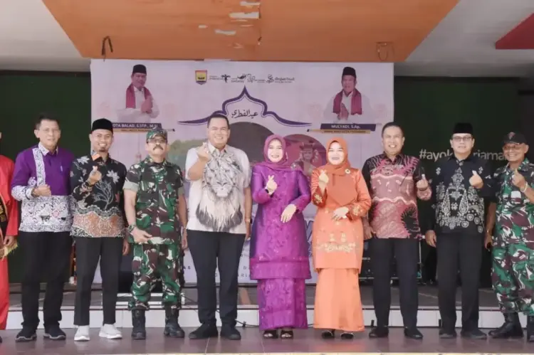 Wako Buka Piaman Barayo 2025, 11 Titik Destinasi Wisata Sambut Pemudik dan Wisatawan 1 FOTO BERSAMA— Wali Kota Pariaman Yota Balad berfoto bersama dengan jajaran Forkopimda usai membuka even Piaman Barayo.