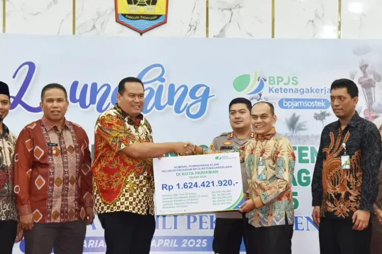 Petugas Keagamaan dan Lembaga Adat Dilindungi Jaminan Sosial Ketenagakerjaan 1 LAUNCHING—Wali Kota Pariaman Yota balad saat launching program perlindungan jaminan sosial Ketenagakerjaan bagi petugas keagamaan dan lembaga adat di Kota Pariaman Tahun 2025.