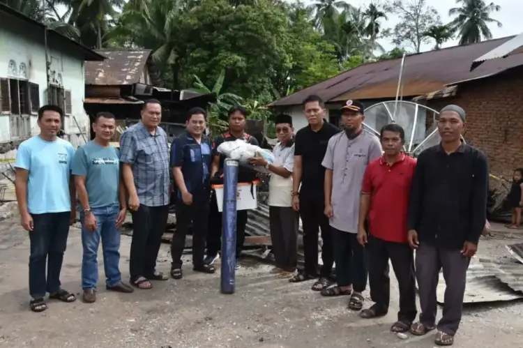 Kerugian Capai Rp300 Juta, Wako Yota Balad Serahkan Bantuan Korban Kebakaran 1 SERAHKAN BANTUAN— Wali Kota Pariaman Yota Balad menyerahkan bantuan kepada korban kebakaran di Desa Simpang, Kecamatan Pariaman Selatan, Kota Pariaman.