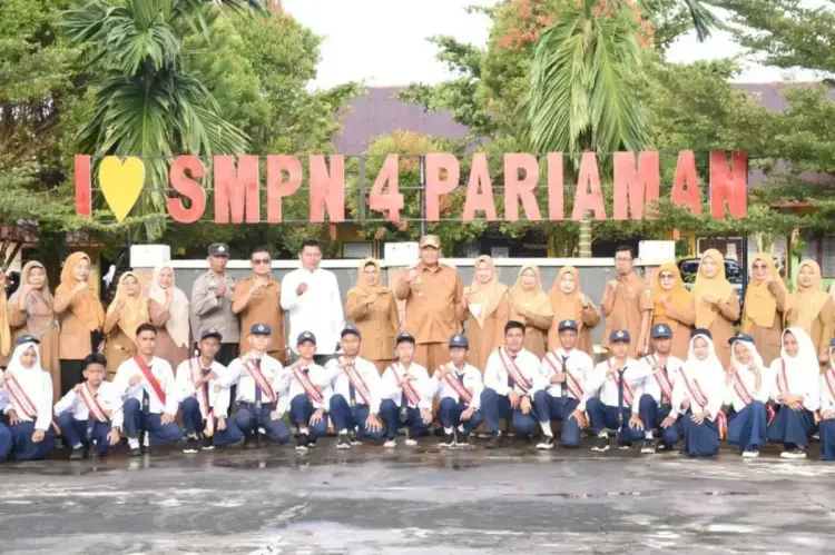Yota Balad Jadi Inspektur Upacara di SMP N 4 Pariaman, Laksanakan Tugas dengan Baik 1 USAI—Wali Kota Pariaman Yota Balad usai menjadi inspektur upacara foto besama para guru dan siswa.