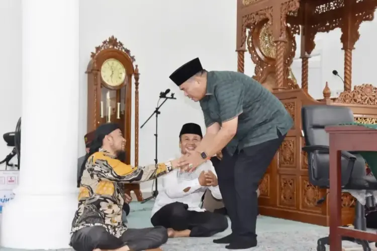 Wako Pariaman Hadiri Tabligh Akbar 1 TABLIGH AKBAR— Wali Kota Pariaman Yota Balad bersalaman dengan Ustaz Jelita Donal saat menghadiri Tabligh Akbar di Masjid Raya Simpang, Desa Simpang, Kecamatan Pariaman Selatan.