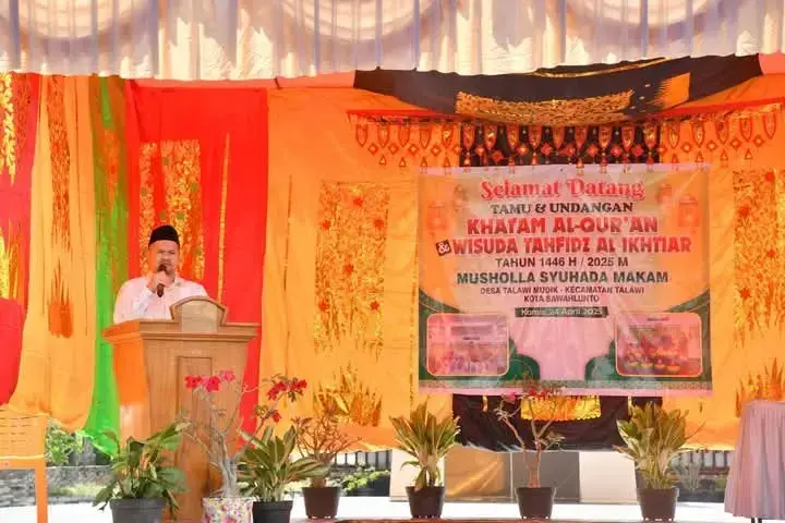 Hadiri Wisuda Tahfidz dan Khatam Quran, Jeffry Hibatullah: Santri Tunjukan Dedikasi Luar Biasa 1 SAMBUTAN—Wakil Wali Kota Sawahlunto Jeffry Hibatullah berika sambutan saat menghadiri wisuda tahfidz dan khatam Quran Rumah Tahfidz Al-Ikhtiar di Musholla Syuhada, Makam M. Yamin, Desa Talawi Mudiak.