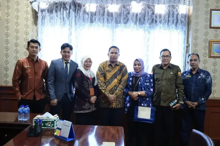 Wawako Mulyadi Terima Kunjungan Wakil Rektor Unisbar 1 KUNJUNGAN WAKIL REKTOR— Wawako Pariaman Mulyadi didampingi Kepala Dinas Pariwisata dan Budaya Kota Pariaman Ferialdi, menerima kunjungan dari Nasribur Hani Putri Wakil Rektor III Bidang Kemahasiswaan dUniversitas Sumatera Barat.