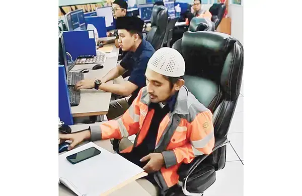 Rindu di Ujung Shift, Ketulusan Karyawan PT Semen Padang Bertugas di Hari Lebaran 1 BERLEBARAN DI KANTOR— Sejumlah karyawan PT Semen Padang tetap menjalankan tugasnya di kantor dan juga di pabrik saat umat muslim merayakan Hari Raya Idul Fitri, beberapa waktu lalu.