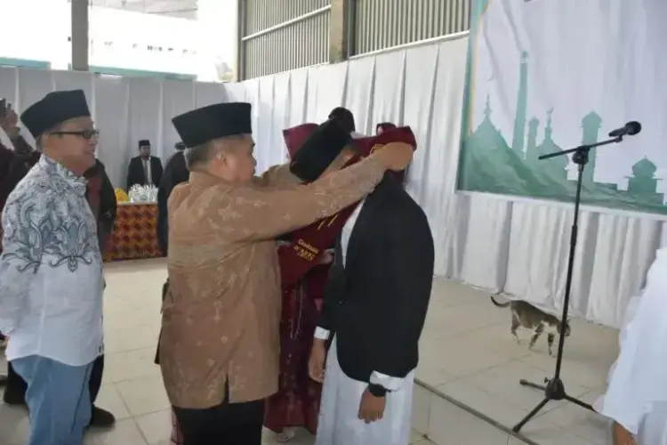 Hadiri Wisuda Tahfidz Ponpes Nurul Ihsan, Bupati Dorong Cetak Generasi Berjiwa Qur’ani-Berkarakter 1 WISUDA TAHFIDZ— Bupati Agam, Benni Warlis hadiri Wisuda tahfidz dan perpisahan kelas XII Pondok Pesantren Modern Nurul Ihsan, Panampuang, Kecamatan Ampek Angkek, Minggu (13/4).