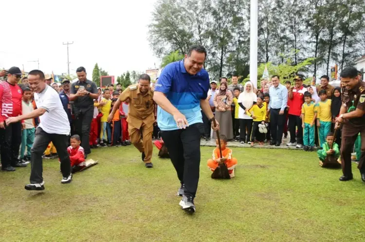 OLAHRAGA TRADISIONAL— Wali Kota Pariaman Yota Balad mengikuti olahraga tradisional saat membuka perlombaan olahraga tradisional tingkat SD/MI se-Kota Pariaman dan Kabupaten Padangpariaman tahun 2025.