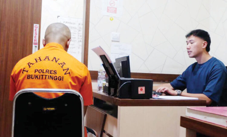 CABUL— Pelaku RH ( 21) yang tega mencabuli muridnya sendiri menjalani pemeriksaan usai ditangkap 
Tim Satreskrim Polresta Bukittinggi.