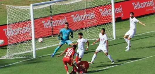 Tekuk Madura United 2-1, Semen Padang Buka Asa Bertahan di Liga 1 1 KELUAR ZONA DEGRADASI— Semen Padang FC berhasil mengalahkan Madura United dengan skor 2-1, Minggu (4/5) sore di Stadion H. Agus Salim, Padang.
Hasil ini membuat Kabau Sirah keluar dari zona degradasi dengan menempati posisi ke 15 klasemen.