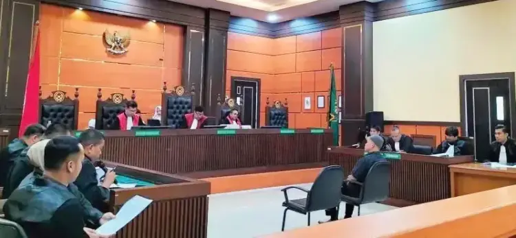 SIDANG— Dadang Iskandar yang menembak mati Kasatreskrim Polres Solok Selatan menjalani sidang perdana di Pengadilan Negeri Padang.