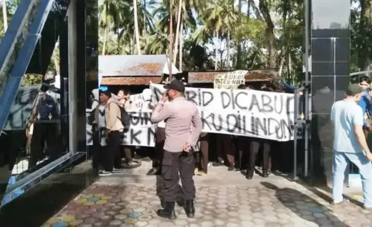 Ratusan Siswa SMAN 1 Sungai Geringging Tuntut Keadilan, Korban Pencabulan Diintimidasi, Pegawai TU Cabul Dilindungi, Minta Kepsek Dicopot dan Penjarakan Pelakunya 1 UNJUK RASA— Ratusan Siswa SMAN 1 Sungai Geringging melakukan aksi unjuk rasa di sekolah buntut dari kasus pencabulan yang dilakukan oknum pegawai TU.