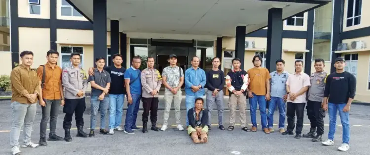 Tiga Hari Buron, Pembunuh Anak Tiri Ditangkap, Sembunyi di Gubuk Kebun Warga, Motifnya Sakit Hati kepada Korban 1 PEMBUNUH—
Tim Satreskrim Polres Dharmasraya menangkap pelaku Rizal Efendi (43) yang tega membunuh anak tirinya.