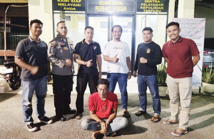 2 Bulan Buron, Penadah Mobil Curian Diciduk 1 PENADAH— Pelaku ZH yang terlibat kasus
penadah mobil curian ditangkap jajaran Polek
Koto XI Tarusan.