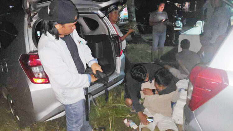 Kemudikan Mobil Daihatsu Sigra, Pengedar Kedapatan Bawa 16 Paket Besar Ganja 1 GANJA— Tim Satresnarkoba Polres Padangpariaman menangkap seorang pengedar yang kedapatan membawa
16 paket besar ganja.