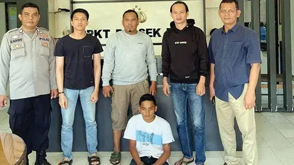 Modus Tuduh Mesum, Acil Peras Mahasiswa Pacaran, Korban Diancam lalu Dimintai Uang Rp 2 juta 1 PEMERASAN— Pelaku S alias Acil yang melakukan pemerasan terhadap mahasiswa pacaran
di areal Kampus Unand, ditangkap jajaran Polsek Pauh.