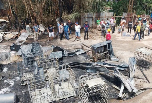 Gudang Penimbunan BBM Ilegal Terbakar 1 GUDANG BBM TERBAKAR— Kondisi gudang penimbunan BBM ilegal di Jalan Koto Dalam, Kelurahan Pulai Anak Air, Kecamatan Guguak Panjang, Kota Bukittinggi yang terbakar.