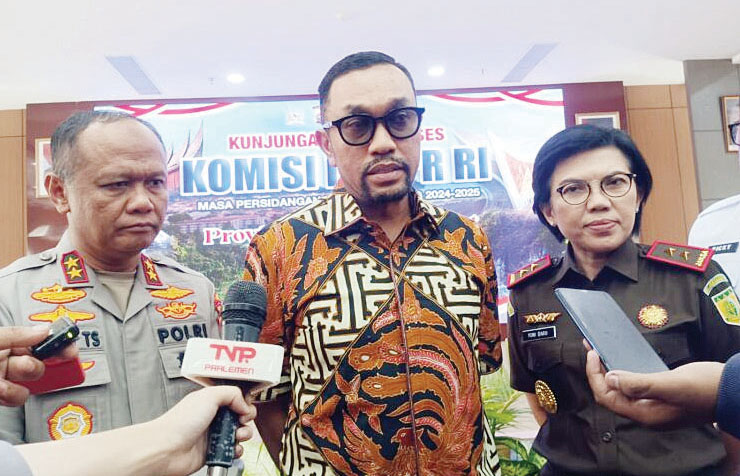 Kunker ke Sumbar, Komisi III DPR RI Atensi Kasus Narkoba dan Pelecehan Seksual 1 KUNKER— Wakil Ketua Komisi III DPR RI Ahmad Sahroni didampingi Kapolda Sumbar Irjen Pol Gatot Tri Suryanta dan Kepala Kejati Sumbar Yuni Daru Winarsih saat diwawancarai wartawan terkait kunker ke Sumbar.
