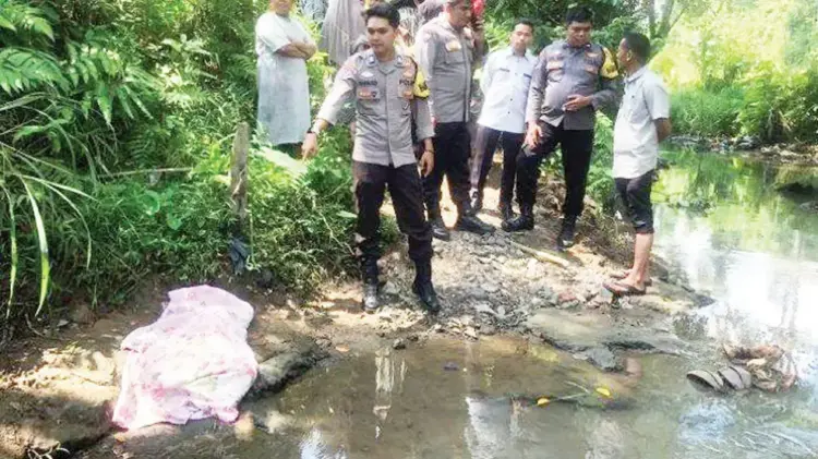 Geger!, Mayat Bayi Ditemukan di Tepi Sungai, Kondisi Tubuhnya Rusak Digigit Biawak 1 MAYAT BAYI— Polisi melakukan olah TKP penemuan mayat bayi di Jorong Guguk Tinggi, Nagari Padang Sibusuk, Kecamatan Kupitan, Kabupaten Sijunjung.