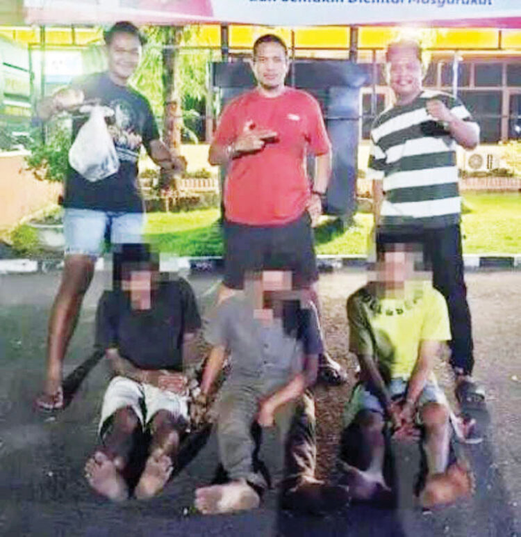 3 Sekawan Nekat Mencuri Tiang Besi Penyangga Kabel Listrik 1 MENCURI— Tiga pelaku yang terlibat kasus pencurian tiang besi ditangkap Tim Klewang Polresta Padang.