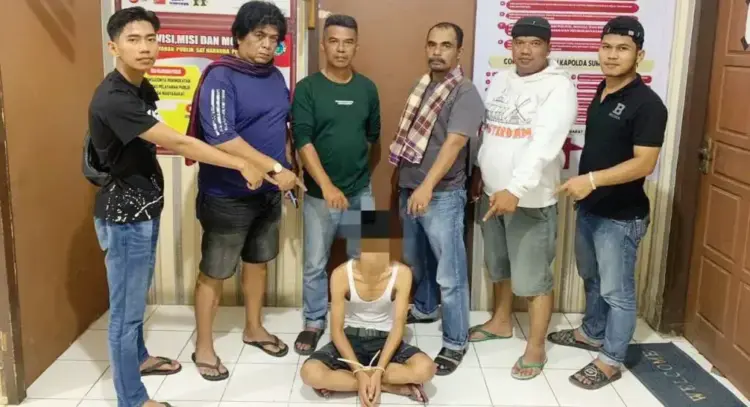 Duduk Santai di Depan Rumah, Pengedar Sabu Diciduk 1 PENGEDAR SABU— Pelaku AR (30) yang diduga sebagai pengedar sabu diamankan jajaran Satresnarkoba Polres Agam.