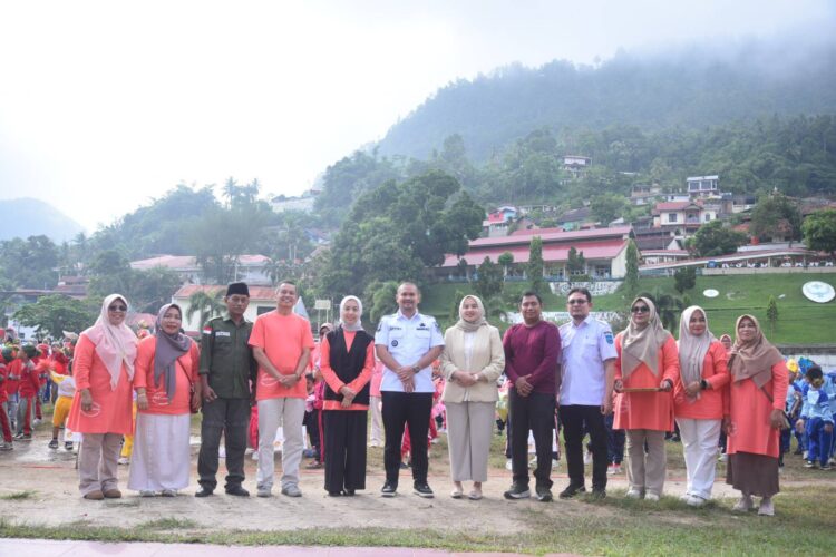 Wawako Hadiri Senam Massal Anak PAUD se-Kota Sawahlunto 1 FOTO BERSAMA— Wakil Wali Kota Sawahlunto Jeffry Hibatullah bersama peserta usai membuka kegiatan senam massal anak PAUD, di lapangan Ombilin.