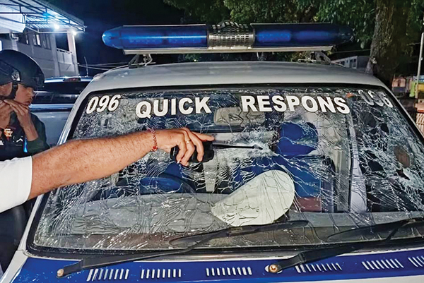 Mengantar Korban Kecelakaan, Anggota Polres Jayawijaya Ditembak OTK di Depan RSUD Wamena 1 DITEMBAKI— Foto mobil aparat yang ditembaki OTK di Papua.