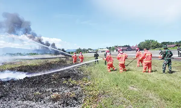 Bersih-bersih Preman di Pantai Padang, Polresta Tangkap 14 Pria, Modus Parkir Liar dan Agen Tanpa Izin, Resahkan Pengunjung 1 CEK IDENTITAS JURU PARKIR— Aparat Polresta Padang bersama Satpol PP melakukan pengecekan identitas juru parkir di kawasan Pantai Padang, tepatnya di depan Masjid Al Hakim, Senin (12/5) sore. Dalam Operasi Pekat Senin sore itu, aparat berhasil mengamankan 14 orang terduga preman dan juru parkir liar.