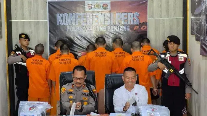 10 Pelaku Narkoba Diciduk, Polisi Sita Sabu dan Ganja 1 NARKOBA— Wakapolres Padangpanjang Kompol Eridal, dan Kasat Resnarkoba Iptu Ardi Nefri memaparkan penangkapan 10 pelaku narkoba.