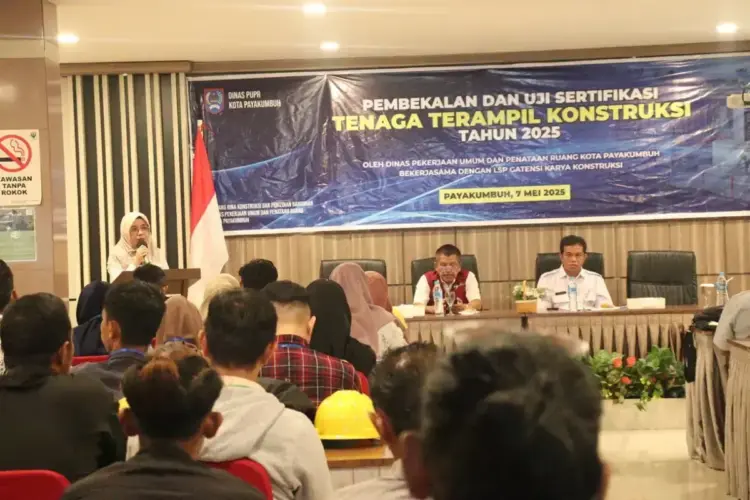100 Operator dan Teknisi Ikut Uji Sertifikasi Tenaga Terampil Konstruksi 1 SERTIFIKASI— Uji Sertifikasi Tenaga Terampil Konstruksi dengan bidang pekerjaan operator dan teknisi atau analis tahun 2025 digelar bekerjasama dengan BJKW I Banda Aceh Kementerian PU dan LSP Gatensi Karya Konstruksi Wilayah Sumatera Barat di Ballroom Hotel Mangkuto Syariah Kota Payakumbuh.
