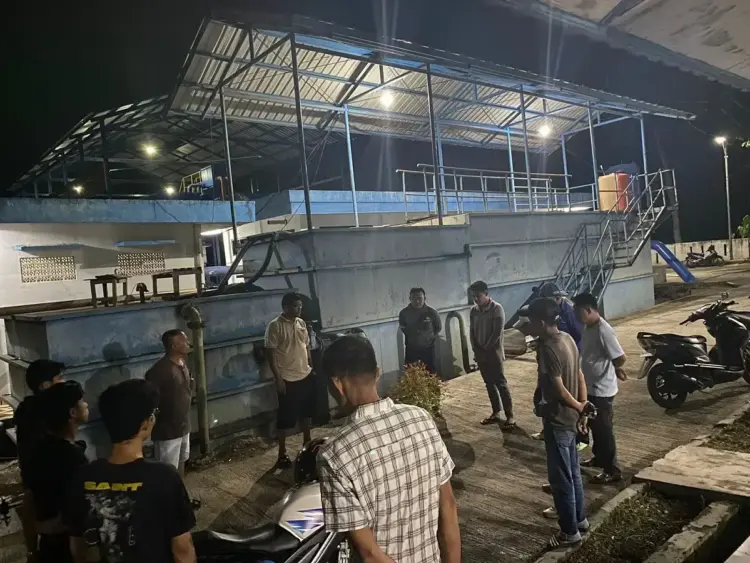 Berikan Pelayanan Optimal pada Pelanggan,Petugas PDAM Kerja Hingga Malam 1 PELAYANAN OPTIMAL— Para petugas PDAM saat bekerja hingga malam demi memberikan pelayanan terbaik kepada pelanggan.