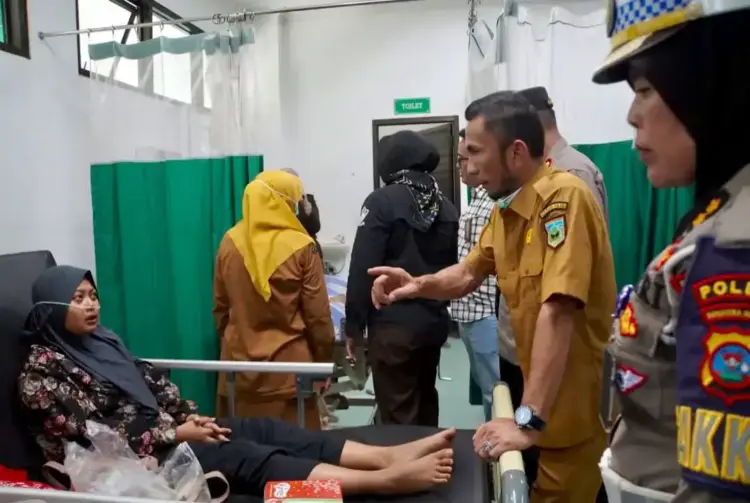 Pemko Padangpanjang Tanggap Cepat Tangani Korban Kecelakaan Maut Bus ALS 1 KUNJUNGI PASIEN— Wawako Padangpanjang, Allex Saputra, kunjungi pasien korban Laka Lantas ALS di ruangan IGD RSUD Kota Padangpanjang, Selasa (6/5).