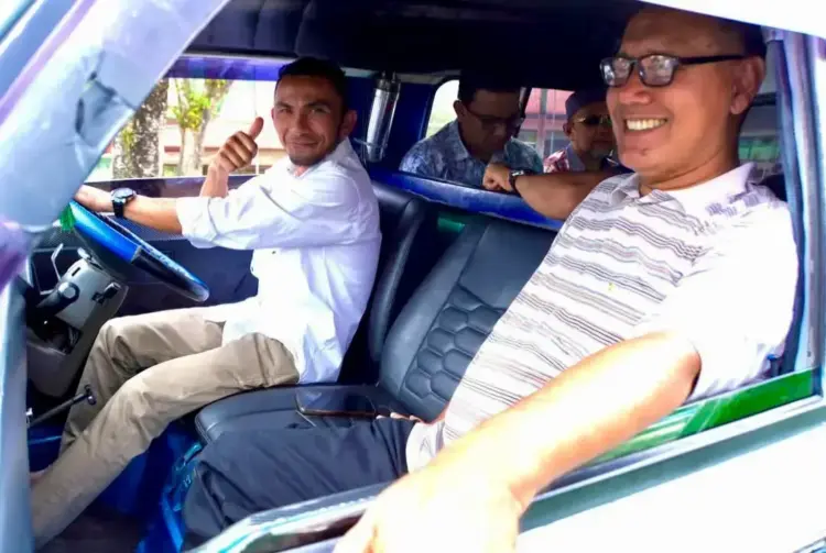 Musrembang RPJMD Kota Padangpanjang Digelar, 33 Progul Jadi Landasan Pembangunan Lima Tahun Kedepan 1 KEMUDIKAN ANGKOT— Wawako Padangpanjang, Allex Saputra mengemudikan angkot dengan penumpang Sekda, Sonny Budaya Putra, Kadishub Arkes Refagus serta jajaran Pemko Lainnya.