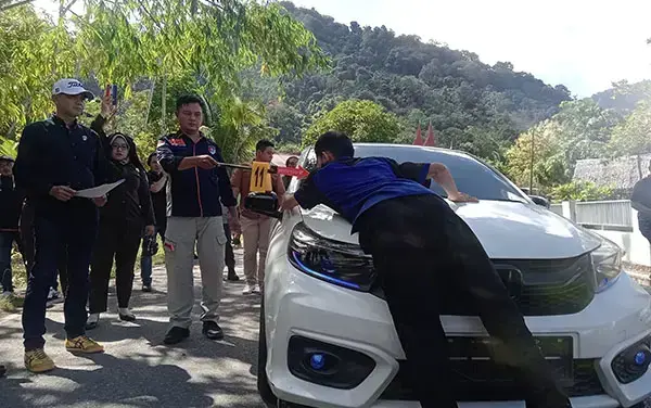 Rekonstruksi Kasus Mahasiswa Tabrak Pemuda hingga Tewas, Motifnya Panik Gegara Ketahuan Mesum, Tersangka Peragakan 13 Adegan 1 REKONSTRUKSI— Tersangka RD (27) memperagakan aksi pembunuhan yang dilakukannya terhadap pemuda
yang menggerebeknya saat medum dalam mobil di Kabupaten Pessel.