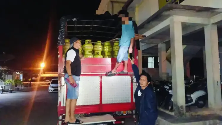 Mafia Gas Elpiji 3 Kg Bersubsidi Ditangkap, 500 Tabung Melon Diselundupkan dari Pessel ke Jambi 1 PENYELEWENG ELPIJI— Tim Satreskrim Polres Pessel mengamankan sopir dan truk yang membawa 500 tabung
gas elpiji 3 Kg ilegal..