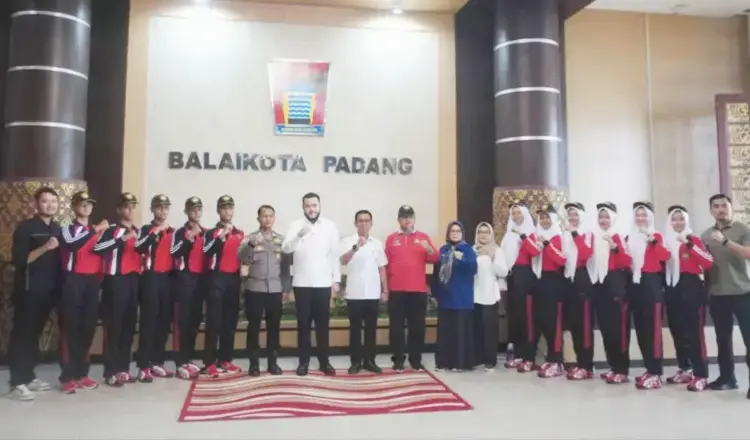 11 Paskibraka Kota Padang Siap Bersaing di Tingkat Provinsi 1 PELEPASAN PASKIBRAKA— Wali Kota Padang Fadly Amran, melepas 11 Calon Pasukan Pengibar Bendera Pusaka (Paskibraka) Kota Padang untuk mengikuti seleksi tingkat Provinsi Sumbar tahun 2025, di aula lobi Balai Kota Padang, Rabu (14/5).