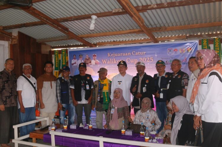 KEJUARAAN CATUR—Wali Kota Payakumbuh  Zulmaeta membuka Kejuaraan Catur Wali Kota Cup 2025, di Lamak Resto Kelurahan Padang Tangah Balainanduo, Rabu (28/5).