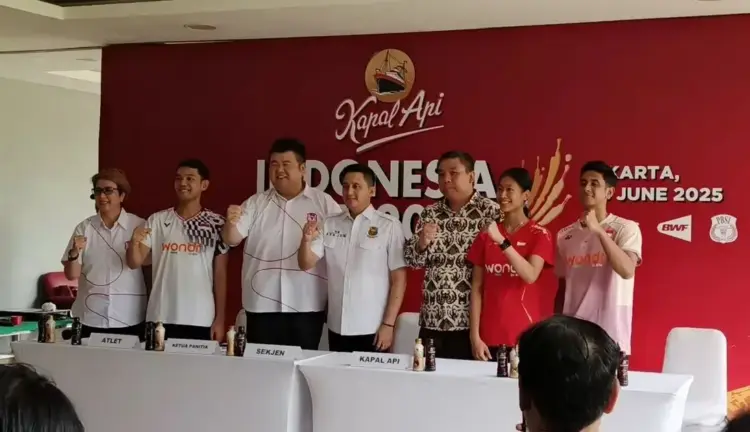 Indonesia Open 2025 Hadir dengan Nuansa Baru, Gunakan Karpet Lapangan Biru sebagai Trademark Saingi All England 1 KONFERENSI PERS— Indonesia Open 2025 siap diselenggarakan pada 3-8 Juni 2025 dengan nuansa baru dengan warna karpet lapangan berwarna biru.